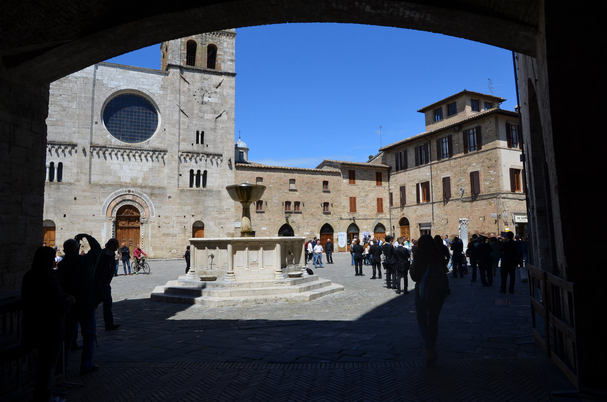 Piazza Silvestri a Bevagna, con la fontana e la chiesa di San Michele Arcangelo